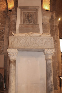 025 monumento funebre del vescovo Manzolo